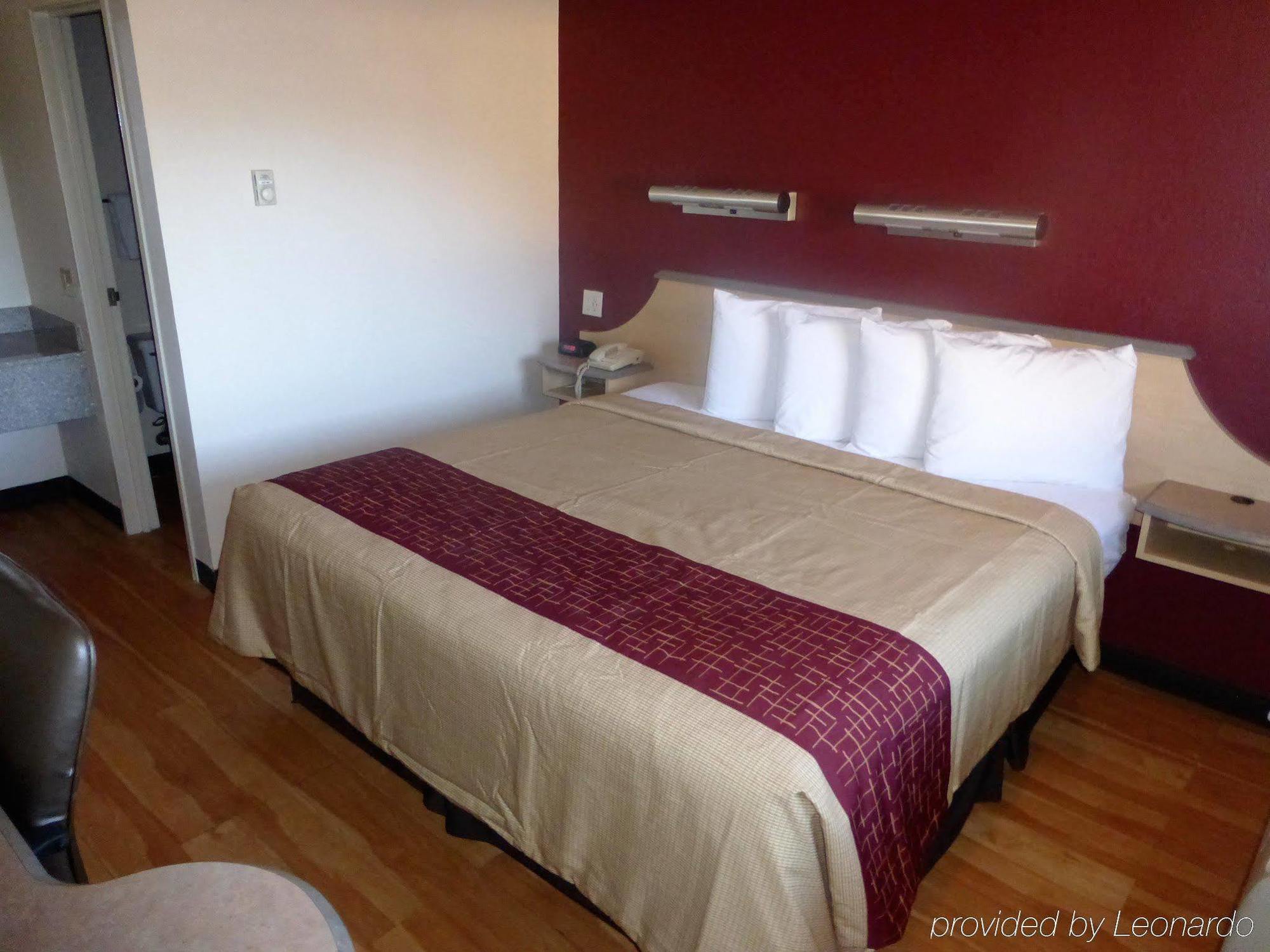 Red Roof Inn Cincinnati East - Beechmont Cherry Grove Exteriör bild